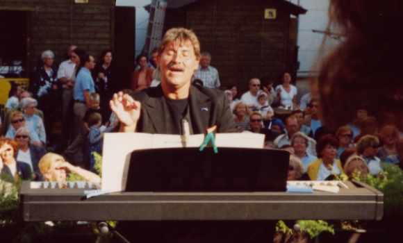 Peter Josef Kunz-von Gymnich: am Piano open air in Mdling 